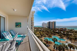 Property grounds - Gorgeous, beachfront condo with view of the gulf plus a pool (Destin)