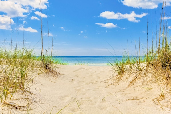 Beach nearby - Cozy coastal studio with shared pool, beach access and close to everything! (Miramar Beach)