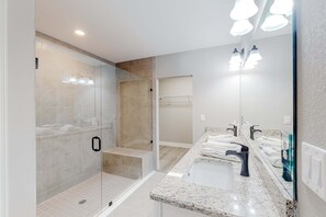 Shower, hair dryer, towels - Serene home with grill, patio, deck, & kitchen - snowbird friendly (Mexico Beach)
