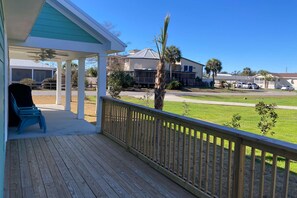 Terrace/patio - Serene home with grill, patio, deck, & kitchen - snowbird friendly (Mexico Beach)