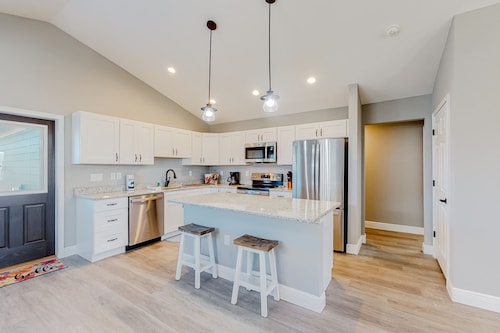 Serene home with grill, patio, deck, & kitchen - snowbird friendly
