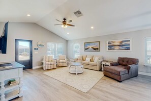 TV, offices - Serene home with grill, patio, deck, & kitchen - snowbird friendly (Mexico Beach)
