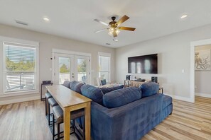 TV, offices - Dog friendly, coastal retreat with fenced yard, private pool, golf cart and cove (Mexico Beach)