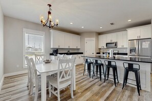 Dining - Dog friendly, coastal retreat with fenced yard, private pool, golf cart and cove (Mexico Beach)