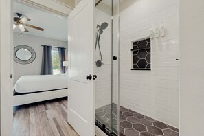 Shower, hair dryer, towels - Dog friendly, coastal retreat with fenced yard, private pool, golf cart and cove (Mexico Beach)