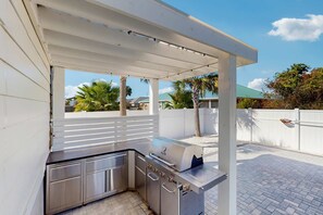 Terrace/patio - Dog friendly, coastal retreat with fenced yard, private pool, golf cart and cove (Mexico Beach)