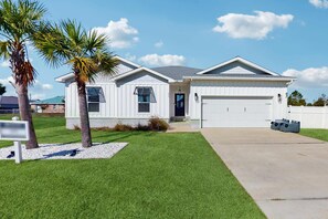 Exterior - Dog friendly, coastal retreat with fenced yard, private pool, golf cart and cove (Mexico Beach)