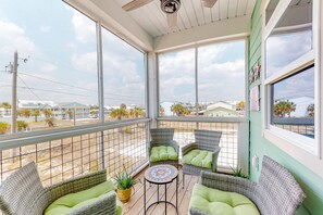 Property grounds - Newly built, cottage with historical details, WiFi & central AC - steps to beach (Mexico Beach)