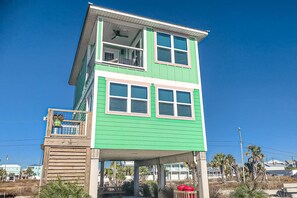Un immeuble de deux étages avec un balcon au dernier étage.