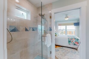 Shower, hair dryer, towels - Newly built, cottage with historical details, WiFi & central AC - steps to beach (Mexico Beach)