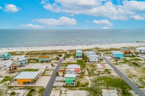 Une zone côtière comprenant des propriétés situées en bord de mer, des routes et une plage.
