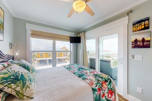 2 bedrooms, iron/ironing board, Internet, bed sheets - Newly built, cottage with historical details, WiFi & central AC - steps to beach (Mexico Beach)