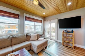 TV, DVD player, offices - Newly built, cottage with historical details, WiFi & central AC - steps to beach (Mexico Beach)
