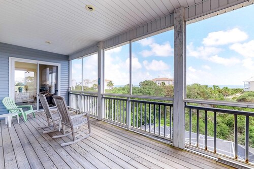 Dog-friendly home near the beach with private pool & gym