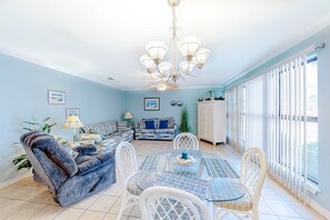 TV, DVD player, offices - Pool-side condo with pool, private washer&dryer, walk to beach & free WiFi (Navarre Beach)
