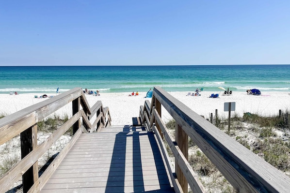Beach nearby - Pool-side condo with pool, private washer&dryer, walk to beach & free WiFi (Navarre Beach)