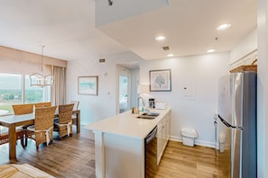 Fridge, microwave, oven, stovetop - Lovely ocean view condo with plunge pool & on-site golf access, balcony, & W/D (Miramar Beach)