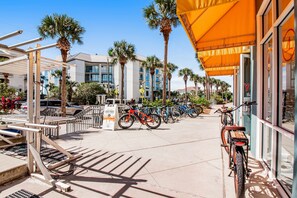 Property grounds - Bright condo near shopping & restaurants with tennis & shared pool (Santa Rosa Beach)