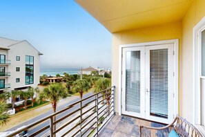 Property grounds - Bright condo near shopping & restaurants with tennis & shared pool (Santa Rosa Beach)