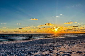 Beach - Luxury Star-Wars themed home with game room, BBQ Area, & More (Miramar Beach)