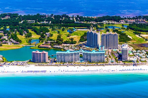 Beach nearby - Sunny condo with lake views, outdoor pool, fast WiFi, tennis & central AC (Miramar Beach)
