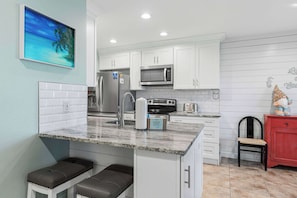 Coffee/tea maker, fridge, microwave, oven - Sunny condo with lake views, outdoor pool, fast WiFi, tennis & central AC (Miramar Beach)