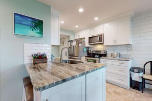 Fridge, microwave, oven, stovetop - Sunny condo with lake views, outdoor pool, fast WiFi, tennis & central AC (Miramar Beach)
