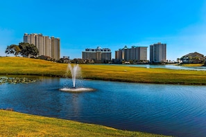 Golf - Sunny condo with lake views, outdoor pool, fast WiFi, tennis & central AC (Miramar Beach)
