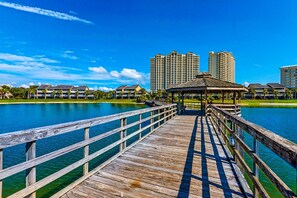 Property grounds - Sunny condo with lake views, outdoor pool, fast WiFi, tennis & central AC (Miramar Beach)