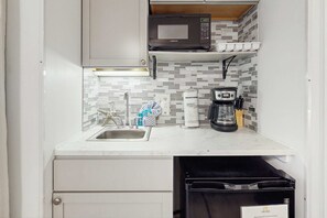 Fridge, microwave, coffee/tea maker, toaster - Snowbird-friendly studio with boat dock, beach access & pool (Panama City Beach)