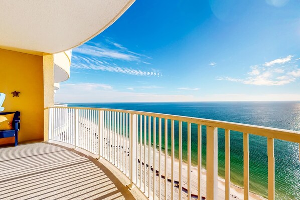 Property grounds - Ocean-view condo with pool, hot tub, WiFi, AC, & complimentary beach service (Panama City Beach)