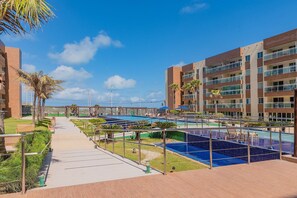 A resort with multiple swimming pools, a walking path, and a view of the ocean. - VG Fun #405 - Praia do Futuro by Carpediem (Fortaleza)