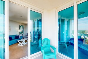 Terrace/patio - 21st-floor condo with Gulf views, pool, hot tub, tennis, sauna, & private W/D (Destin)