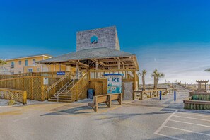 Property grounds - Spacious Condo, Private Wi-Fi, Bike to beach, Near shops and dining (Destin)