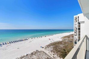On the beach - Pelican Beach Resort Beachfront, 9th Floor Gulf Views, Pools, Destin (Destin)