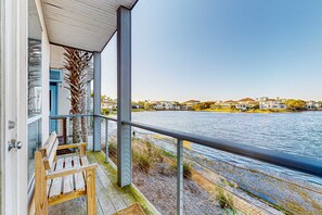 Property grounds - Beautiful lakefront condo with WiFi, beach views, & pool (Destin)