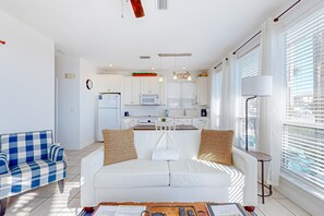 TV, offices - Beautiful lakefront condo with WiFi, beach views, & pool (Destin)