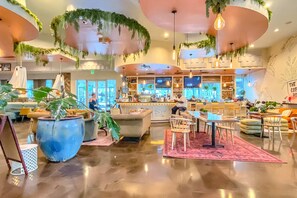 Bar (on property) - Comfortable, Open unit, Stunning Views, Minutes to Entertainment (Destin)