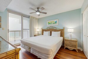 2 bedrooms, iron/ironing board, WiFi, bed sheets - Gulf-view condo at beachfront resort with pools, hot tub & 2 gyms (Destin)