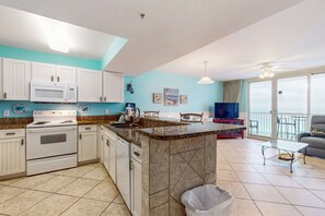 Fridge, microwave, oven, stovetop - Gulf-front, 10th-floor condo with stunning Gulf views, pools & hot tubs (Destin)