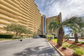 Ein großes Hotel mit modernem Design, erkennbar an einem markanten, hohen Turm und einer glatten Fassade.