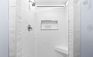 Shower, hair dryer, towels - Contemporary condo near the beach Shared pool, gym & theater for guests (Destin)