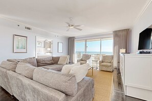 TV, DVD player, offices - Contemporary condo near the beach Shared pool, gym & theater for guests (Destin)