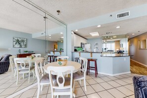 Dining - Cozy condo with Gulf-front balcony & great views - near shops & dining (Destin)