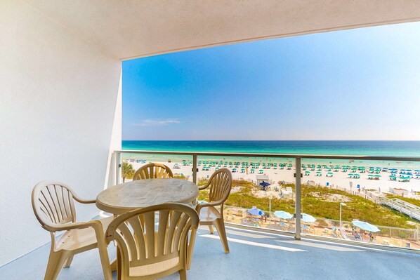 Outdoor dining - Cozy condo with Gulf-front balcony & great views - near shops & dining (Destin)