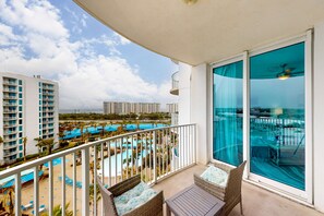 Property grounds - Beachy resort condo with balcony, outdoor pools, hot tub, gym, tennis, AC, & W/D (Destin)