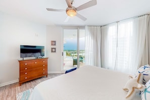 2 bedrooms, iron/ironing board, travel cot, Internet - Beachy resort condo with balcony, outdoor pools, hot tub, gym, tennis, AC, & W/D (Destin)