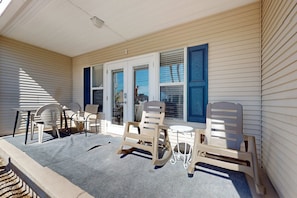 Outdoor dining - Lovely condo near the beach with a pool, hot tub, central AC, & W/D (Destin)