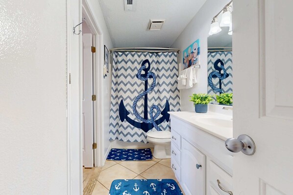 Shower, towels - Lovely condo near the beach with a pool, hot tub, central AC, & W/D (Destin)