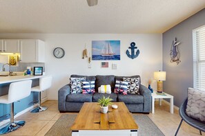 TV, offices - Lovely condo near the beach with a pool, hot tub, central AC, & W/D (Destin)
